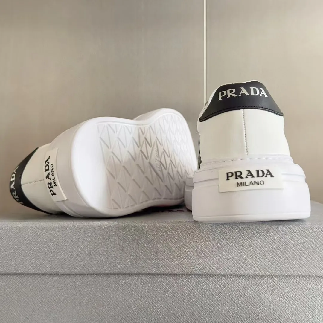 👟👟Ex-factory price 600👟👟 Couple model Prada Latest Couple model Triangle logo Thick sole Casual white shoes Sneakers Original purchase development and production This sneaker combines simple lines and distinctive details into a modern design. The leather upper presents a refined silhouette, with the Prada contrasting logo embellished on the tongue and side inserts. Exquisite packaging at the delivery counter 🛍📦 ▪️Fabric: Original custom imported cowhide material ▪️Lining: Original custom made soft sheepskin ▪️Sole: Original molded non-slip rubber outsole ▪️Sole thickness: 4CM ▪️Size: Women's 35-40 / Men's 39-45